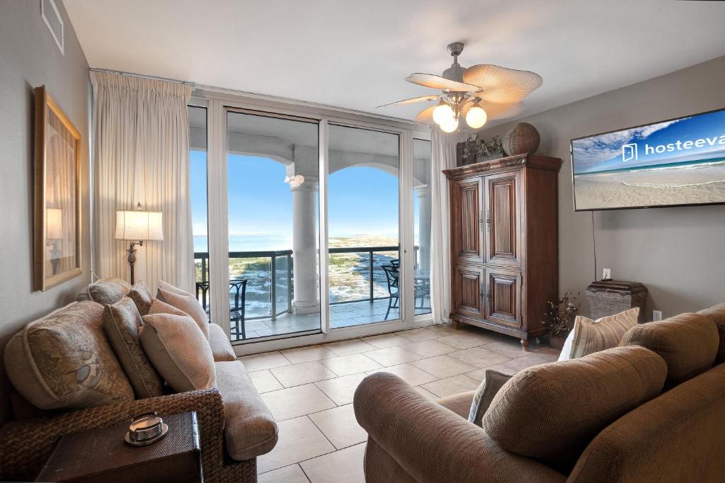 een woonkamer met een bank en een tv bij 2 Portofino 1602 in Oriole Beach