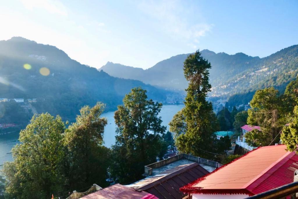 une vue sur une rivière et des montagnes avec des arbres dans l'établissement Lake View Stays Nainital, à Nainital