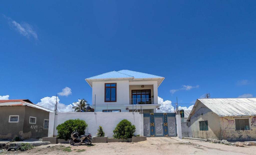 a white house with a fence in front of it at Villa Goli Paje in Paje