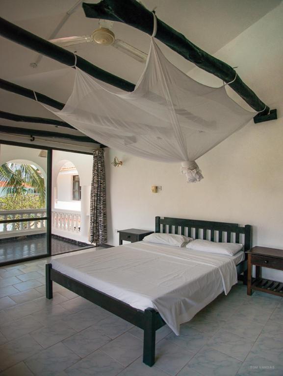 Postel nebo postele na pokoji v ubytování Bahari Dhow Beach Villas