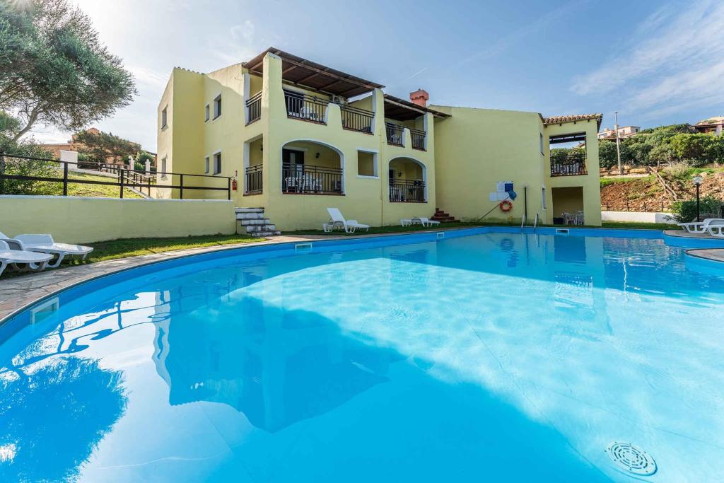 Swimmingpoolen hos eller tæt på House and Apt. in Sassari 30366