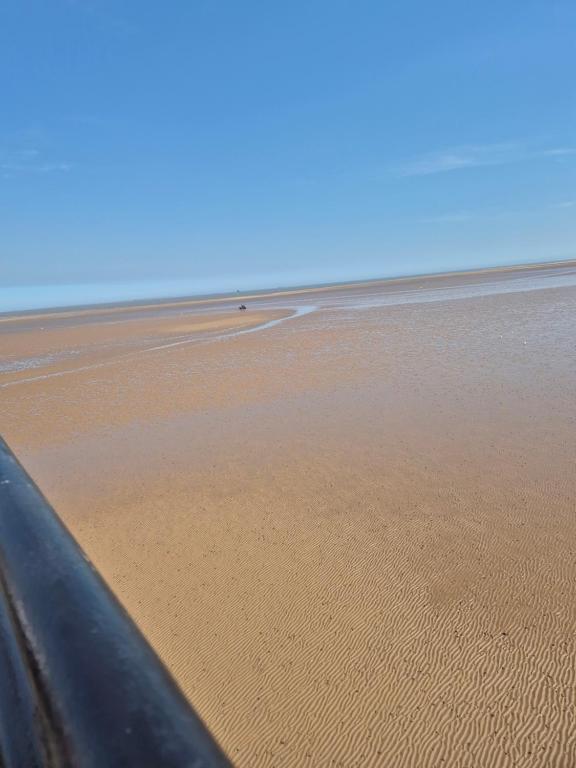ein Blick auf den Strand von einem Fahrzeug aus in der Unterkunft Mulberry Suites in Cleethorpes