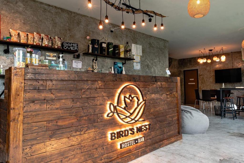 un bar con un cartel en una pared de madera en BN Residence, en Ko Tao