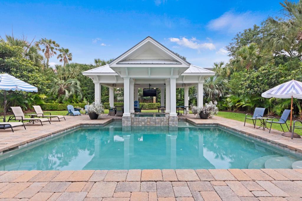 einen Pool mit Pavillon in der Unterkunft CM3008: 3008 Cameron Blvd. in Isle of Palms