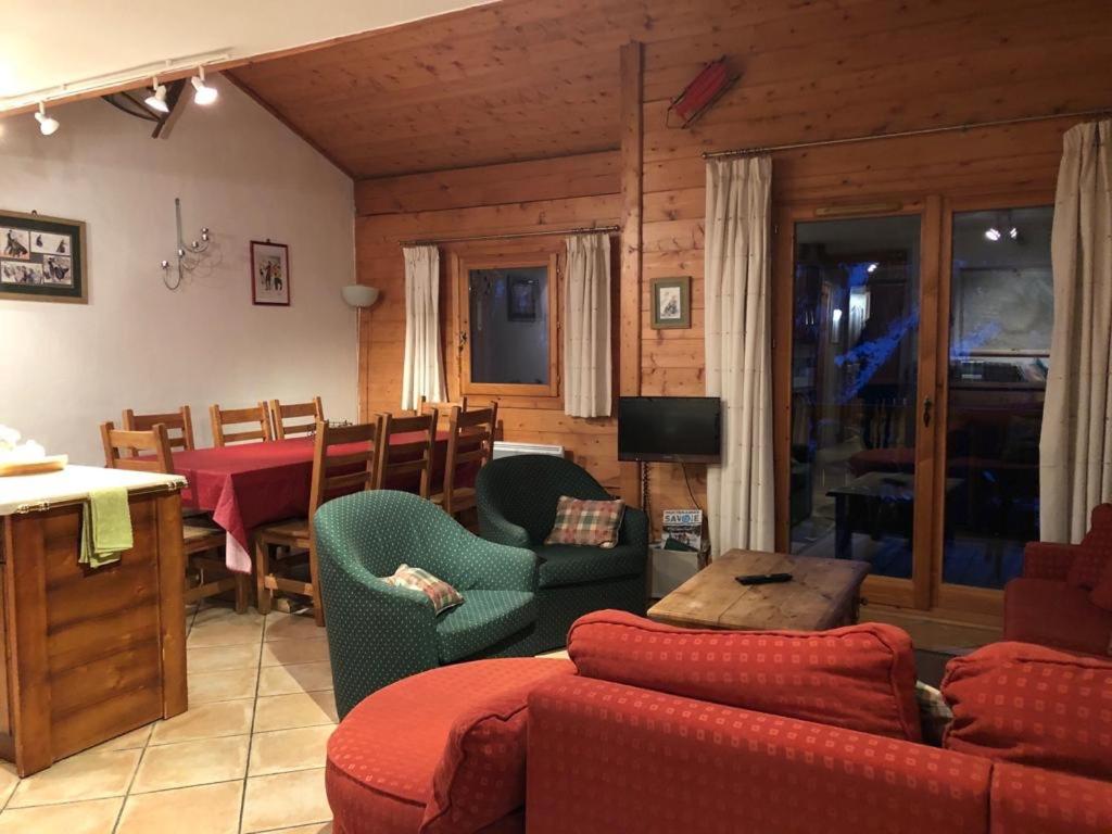 Una sala de estar con un sofá y un comedor. en Time to Ski - Piaf, en Sainte-Foy-Tarentaise