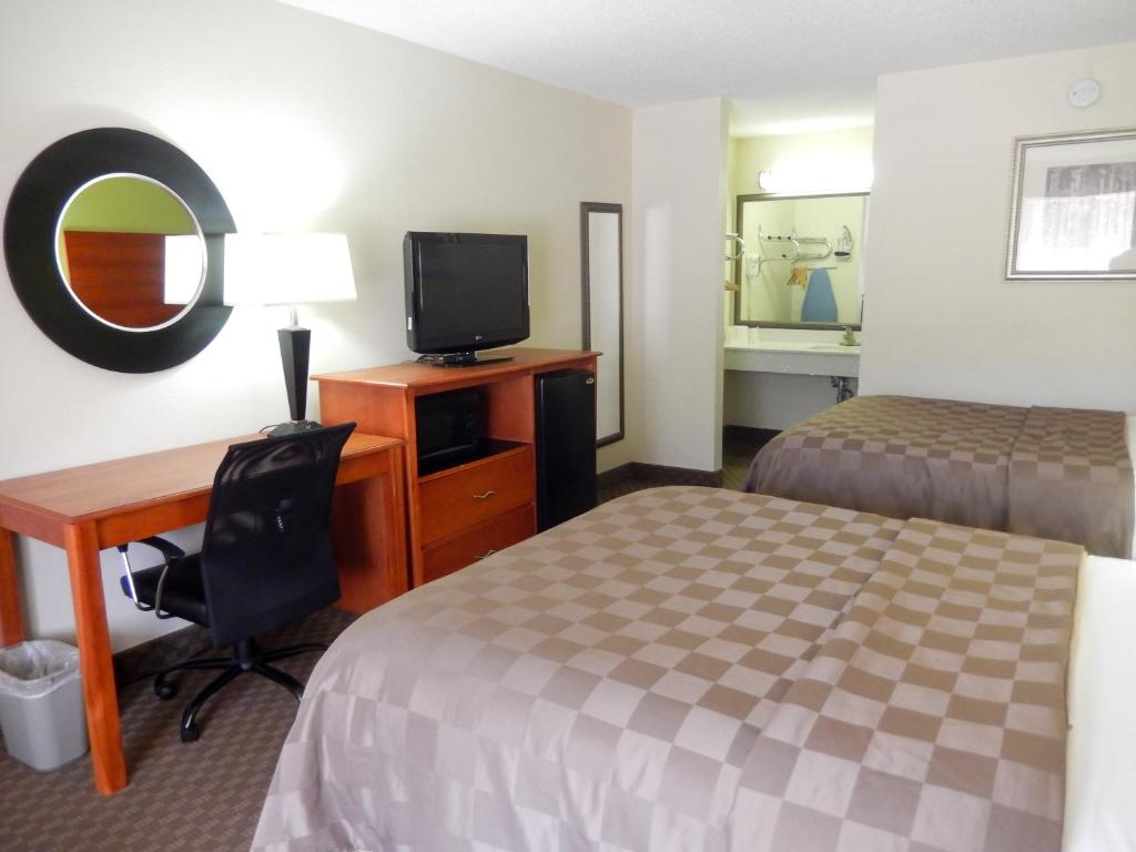 Motel 6-Luling, LA - Deluxe Quadruple Room - Non-Smoking