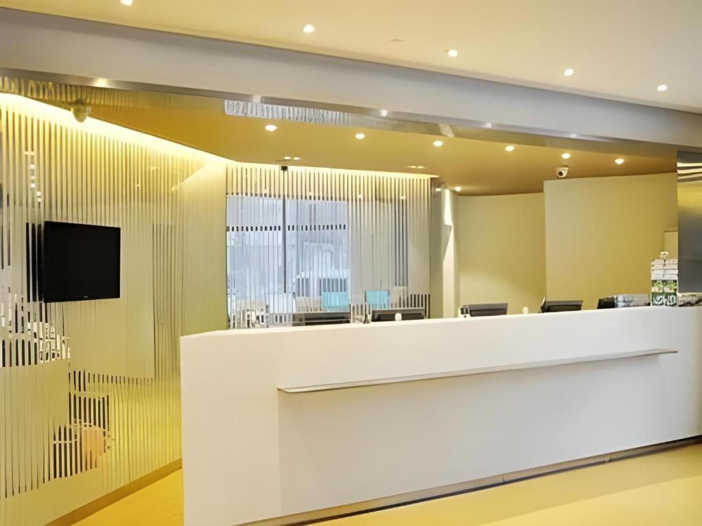 TV a/nebo společenská místnost v ubytování Jinjiang Inn Jiaozuo Gymnasium