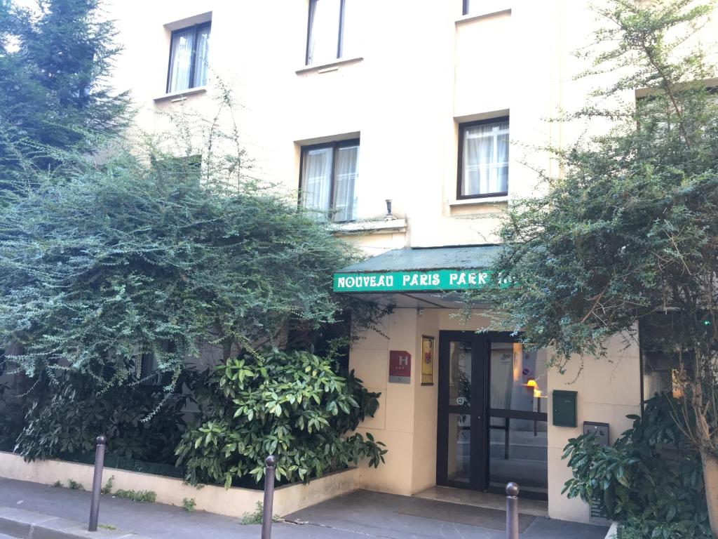 パリにあるヌーボー パリ パーク ホテルの国立公園の場所を読む看板のある建物