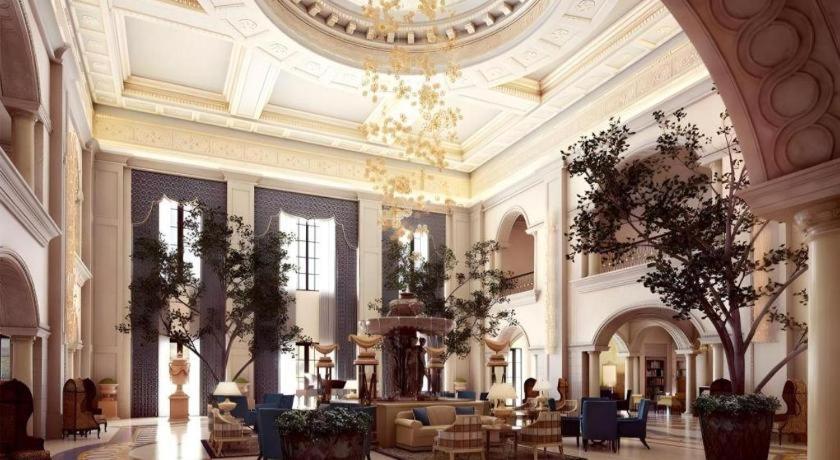 eine große Lobby mit einem Kronleuchter in einem Gebäude in der Unterkunft Wyndham Grand Plaza Royale Resort Nanjing in Lishui