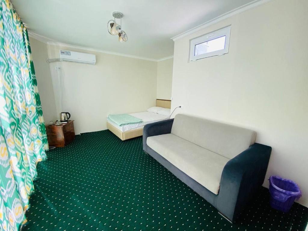 Ein Sitzbereich in der Unterkunft Chorminor 1 min to Old Town Free Dinner LA Coffee