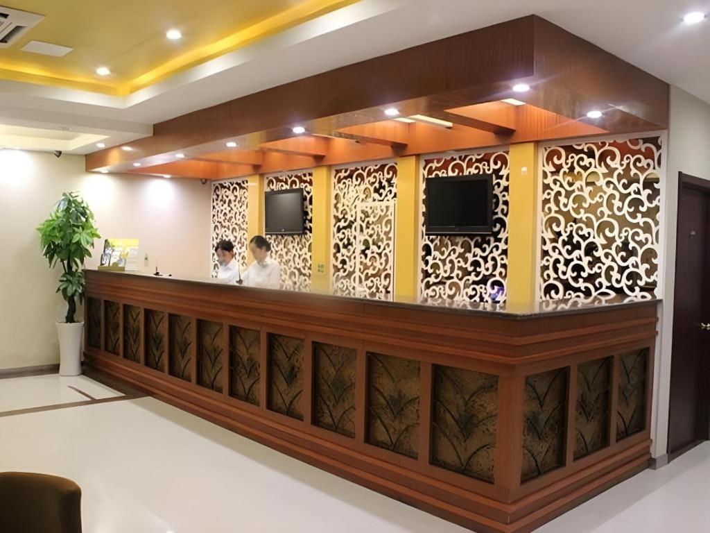 TV a/nebo společenská místnost v ubytování GreenTree Inn Lianyungang Suning Square Hualian Mantion Hotel