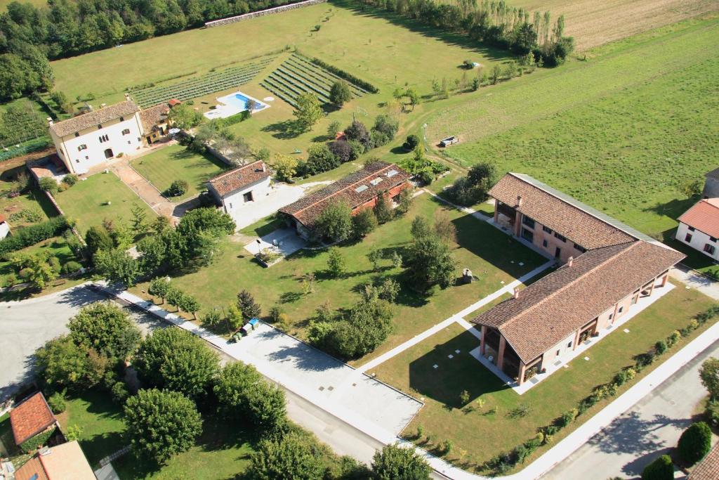 una vista aérea de una casa con patio en Agriturismo Domus Magna, en Povoletto