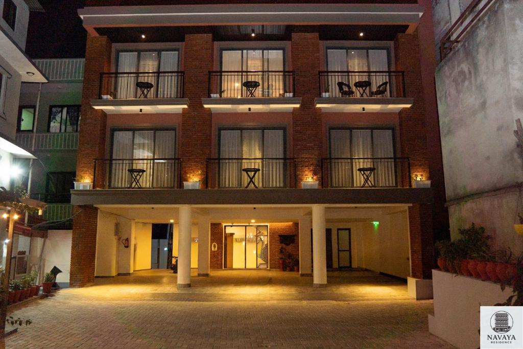 un edificio de apartamentos con balcón por la noche en Navaya Residence, en Pātan