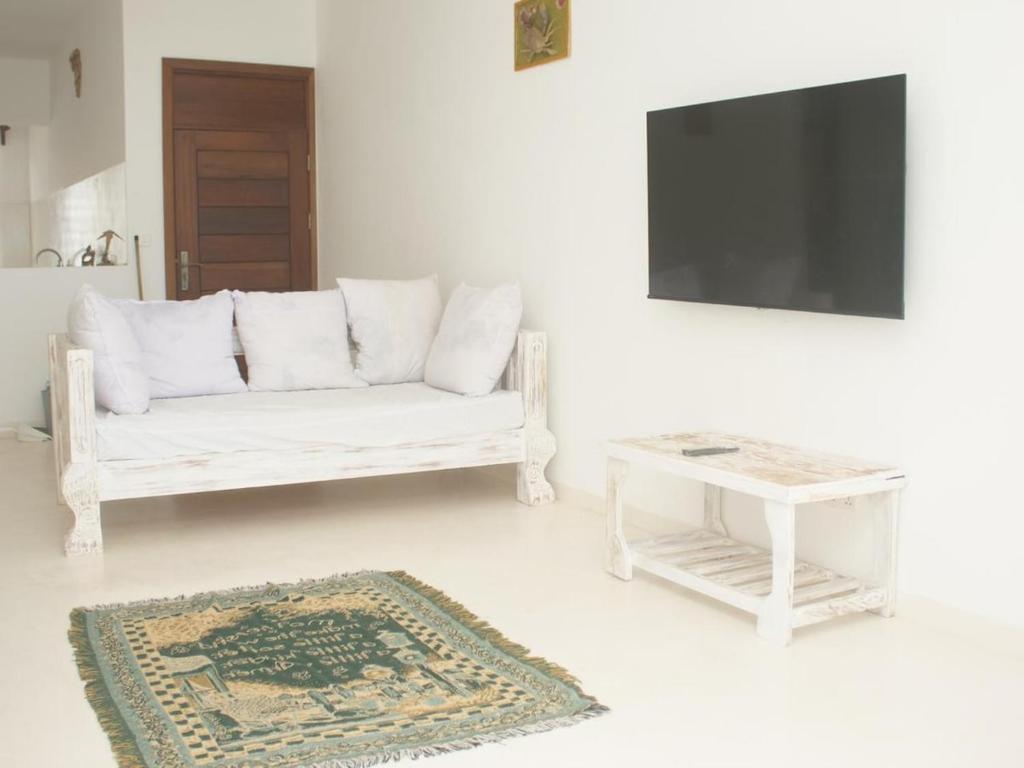 TV a/nebo společenská místnost v ubytování Ocean Views, Steps to the Shore