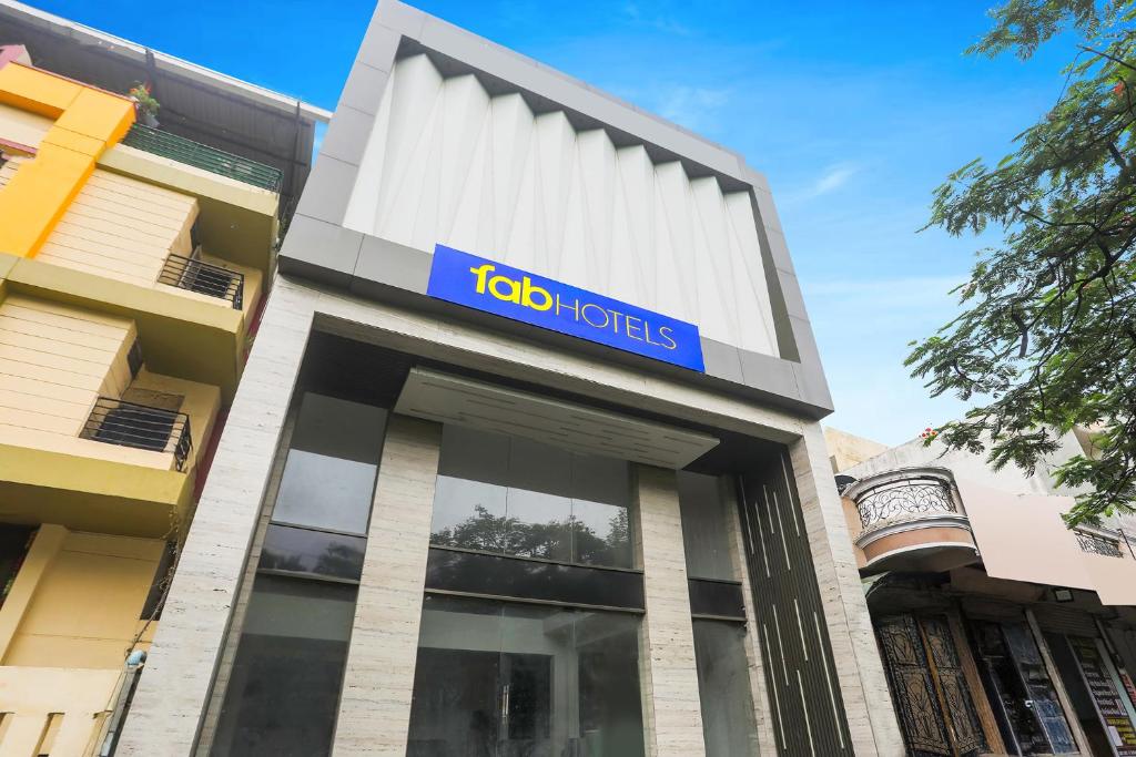 Un edificio con un cartel al costado. en Hotel kingdom, en Indore