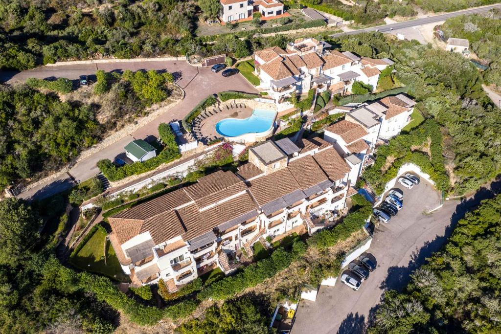 eine Luftaufnahme eines Hauses mit Pool in der Unterkunft Holiday home in Baja Sardinia 30355 in Baja Sardinia