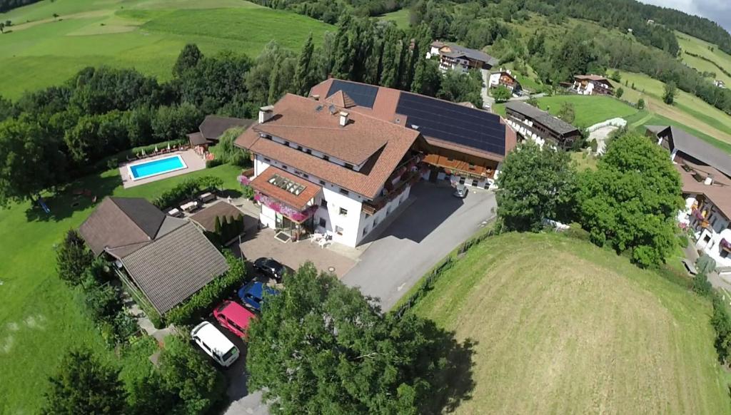 eine Luftansicht eines großen Hauses mit Hof in der Unterkunft Residence Hauserhof in Rodeneck
