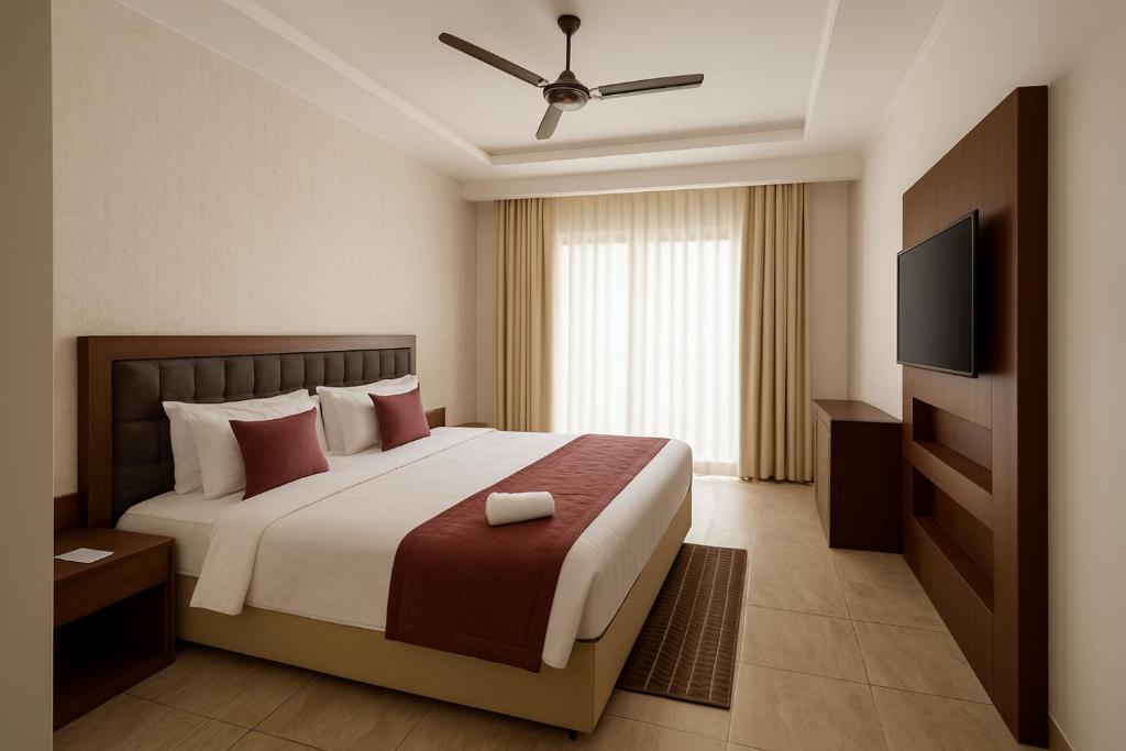 Un dormitorio con una cama grande y un televisor de pantalla plana. en Xenious Opulent Hamirpur, en Hamīrpur