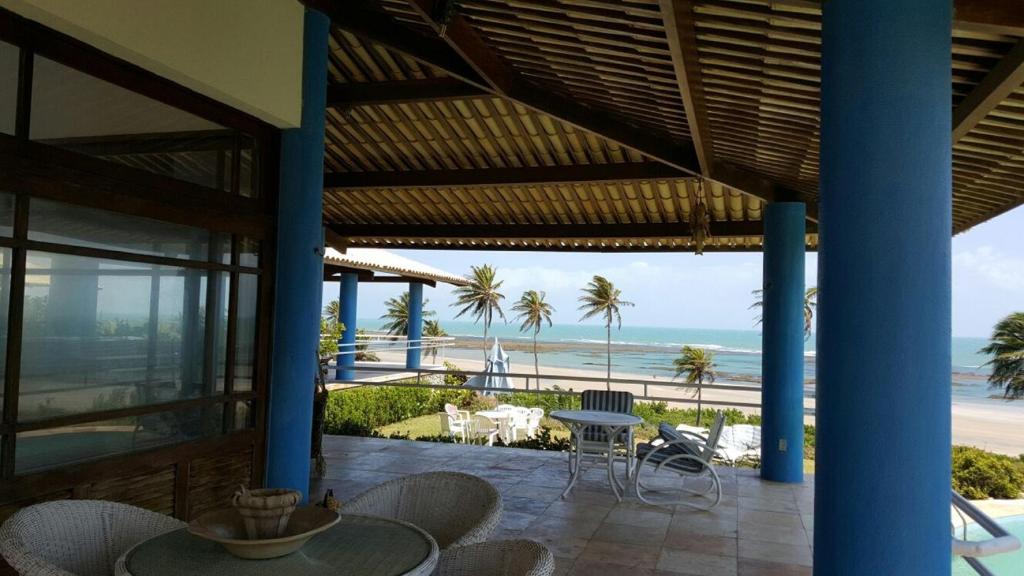 eine Terrasse mit Blick auf den Strand in der Unterkunft Casa de Praia em Mundaú in Mundaú