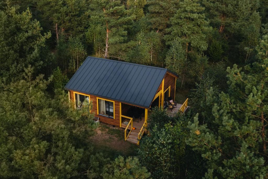 eine Draufsicht auf eine Hütte im Wald in der Unterkunft Getlost cabins in Valanciunai