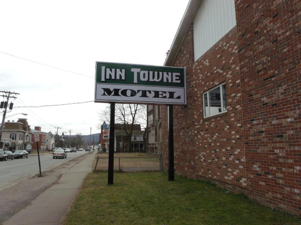 a sign on the side of a brick building at Inn Towne Motel in Herkimer