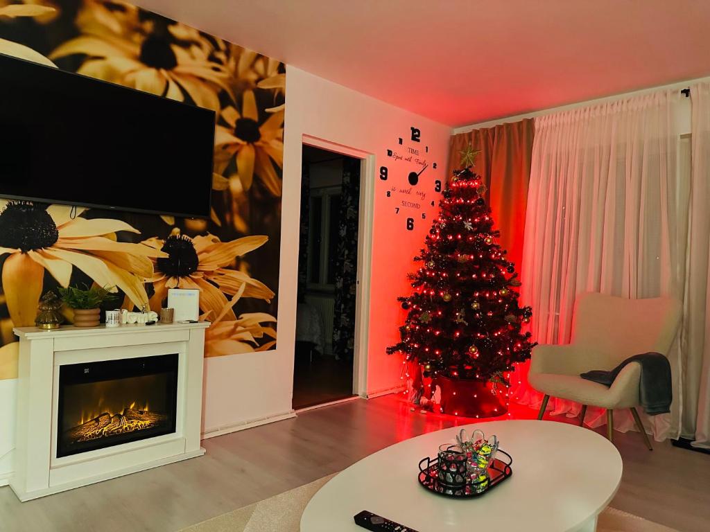 ein Wohnzimmer mit einem Weihnachtsbaum und einem Kamin in der Unterkunft Mysig legenget nära Isaberg in Nissafors