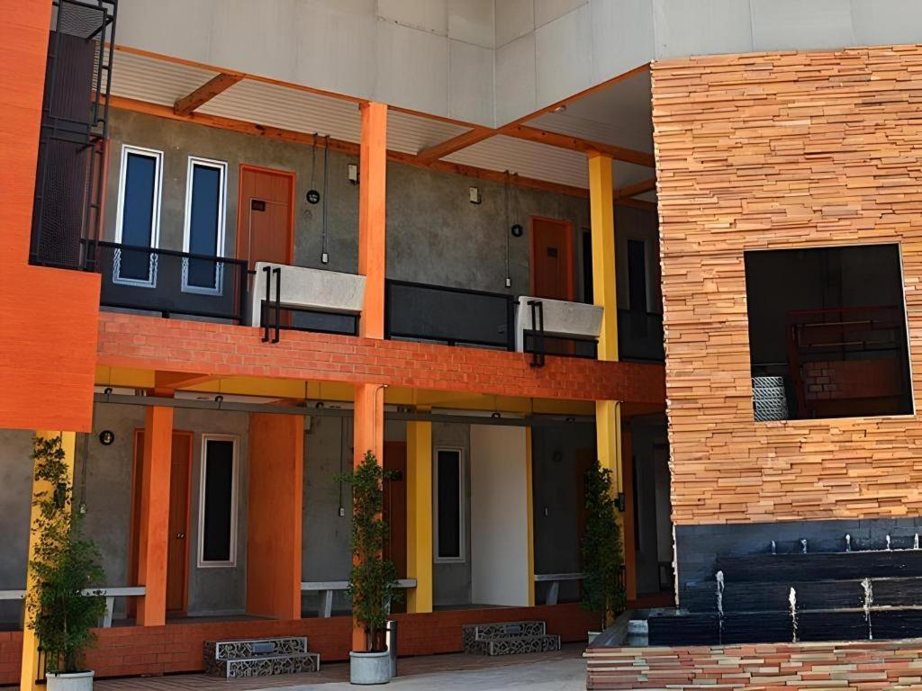 ein Gebäude mit Balkonen an der Seite in der Unterkunft Tanisa Resort in Na Dhung