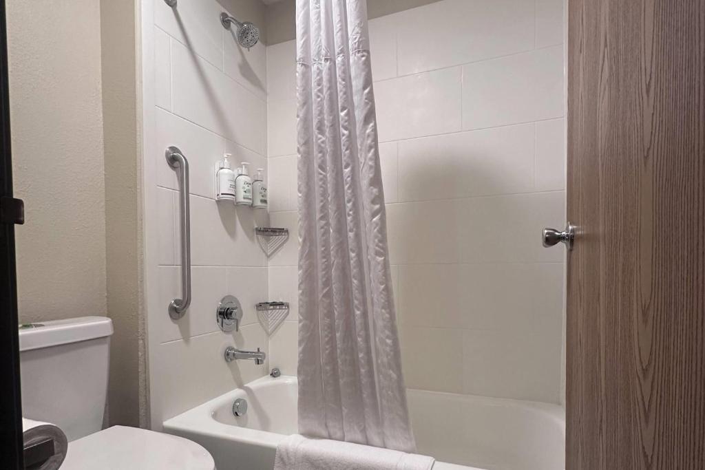 Wingate by Wyndham Pittsburgh West Mifflin photo
