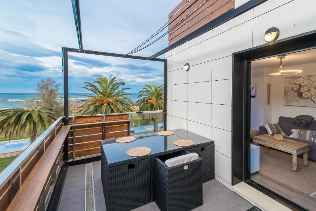 Dieses Zimmer bietet einen Balkon mit Meerblick. in der Unterkunft Apto playa Alojamientos Marte in Suances
