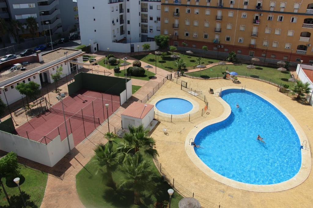 een uitzicht op een groot zwembad in een gebouw bij Apartamento en Isla Cristina Puerto Deportivo in Isla Cristina