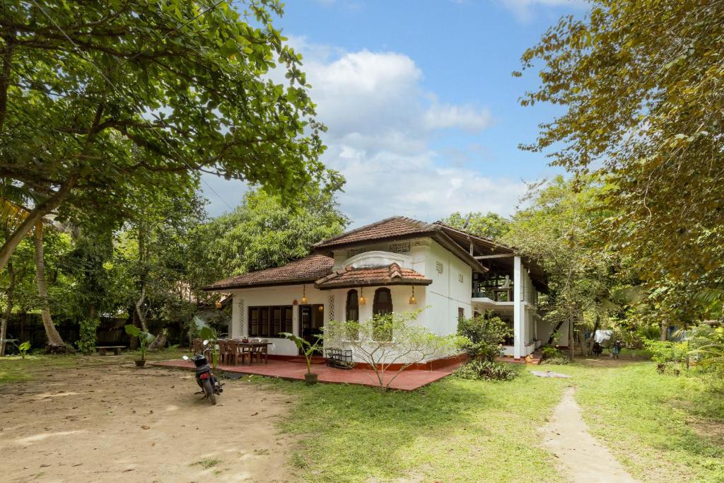 Κήπος έξω από το Siri Medura Surf and Yoga