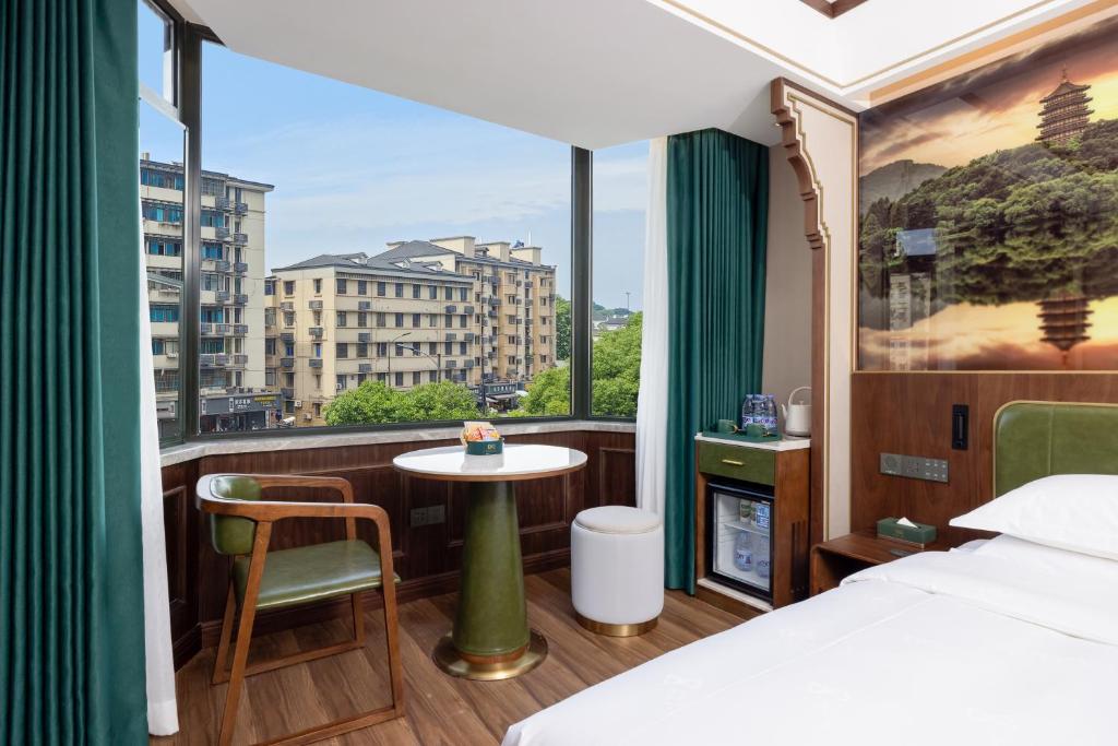 Ένα ή περισσότερα κρεβάτια σε δωμάτιο στο Nostalgia S Hotel Hangzhou West Lake & Hefang Old Street 时光漫步S酒店杭州西湖湖滨河坊街店 Free fresh ground coffee,Free laundry service