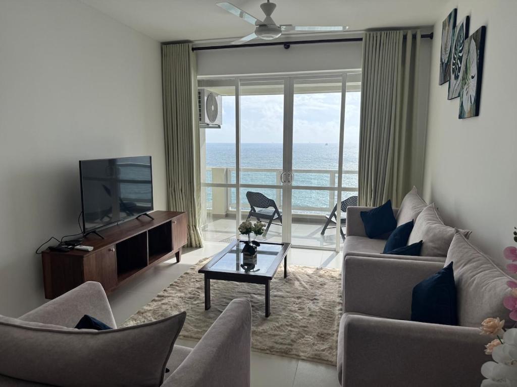 TV a/nebo společenská místnost v ubytování Seaside Escape Ocean Views Uswetakeiyawa