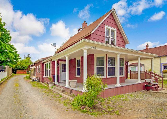 una casa roja y blanca en un camino de tierra en Peter Jensen House, en Friday Harbor