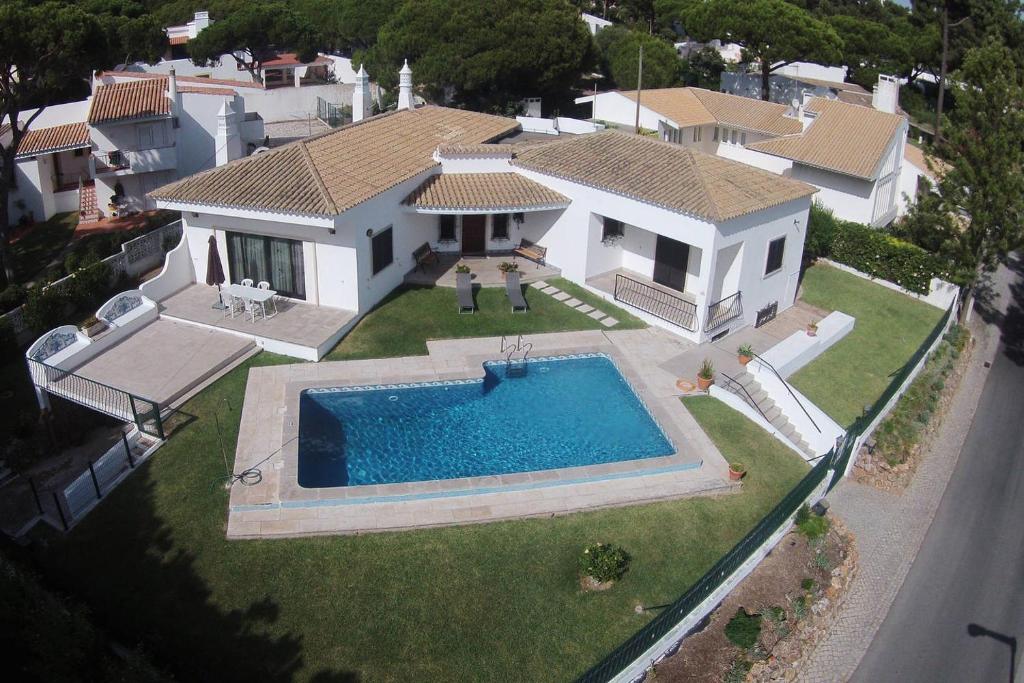 una vista aérea de una casa con piscina en Vila Ninita en Vilamoura