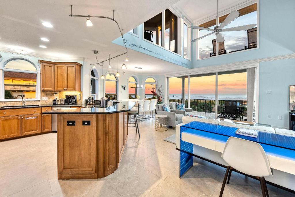 Admirals Watch - 673 في سيستا كي: مطبخ وغرفة معيشة مع كونتر بلو توب