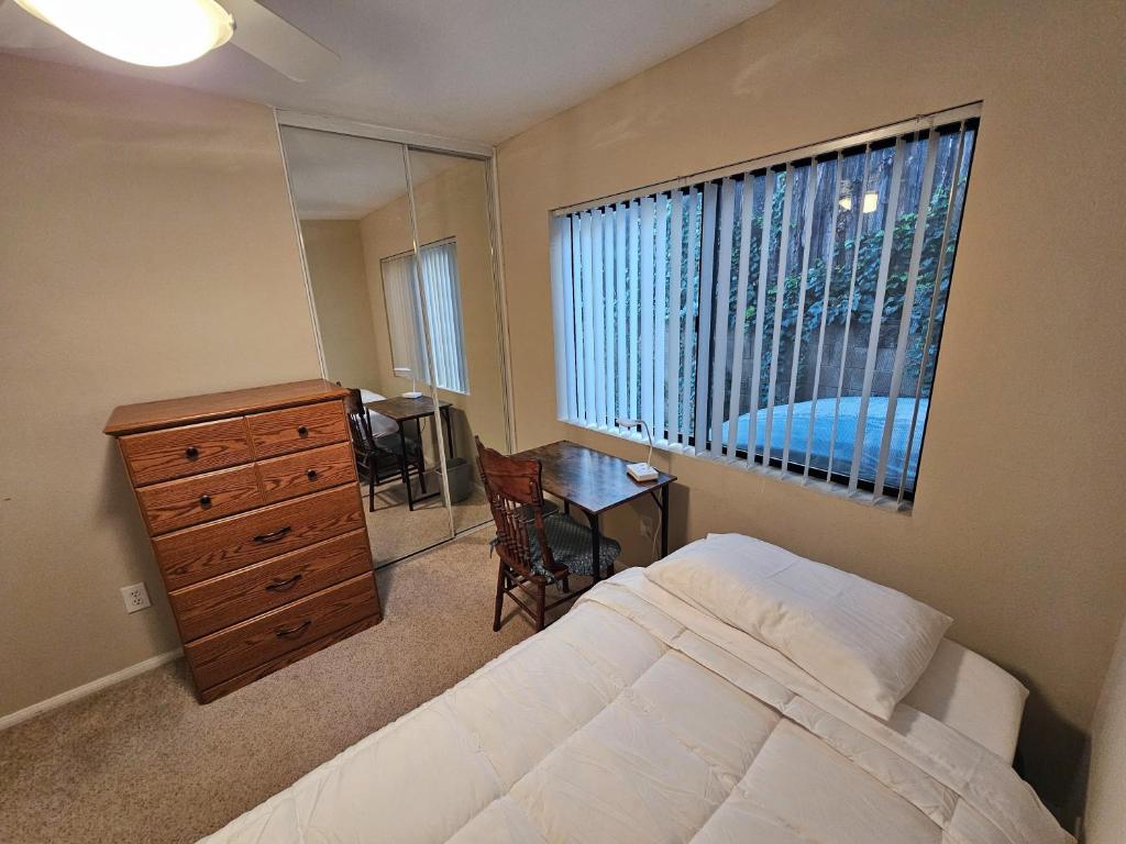 Postel nebo postele na pokoji v ubytování Private Room 2 - Prime City Access - Welcome to the Cat House - Due to a medical allergy we regret that we can NOT accommodate guests wearing fragrance including perfume and cologne, and also guests who smoke including smoke on clothing