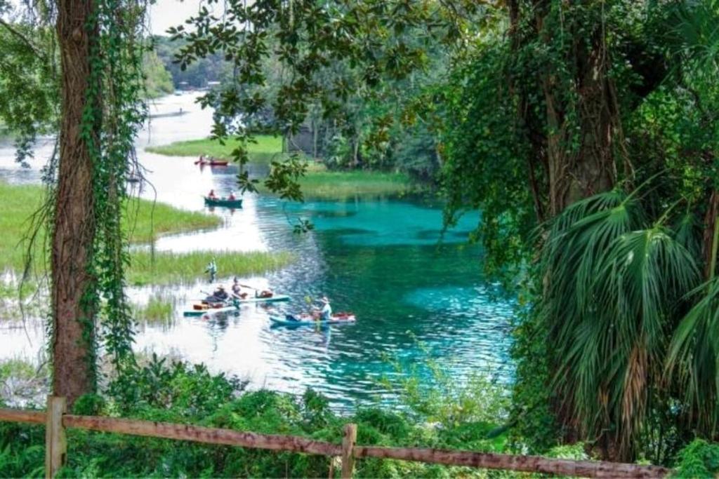 eine Gruppe von Menschen in Booten auf einem Fluss in der Unterkunft Stunning Cottage by the Rainbow River with Fantastic Amenities for a Wonderful Florida Escape in Dunnellon