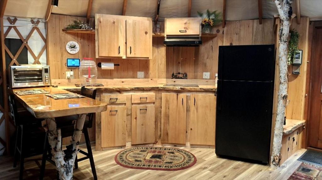 Η κουζίνα ή μικρή κουζίνα στο Gorgeous Yurt in the Adirondacks for a Unique Glamping Getaway near Minerva, New York