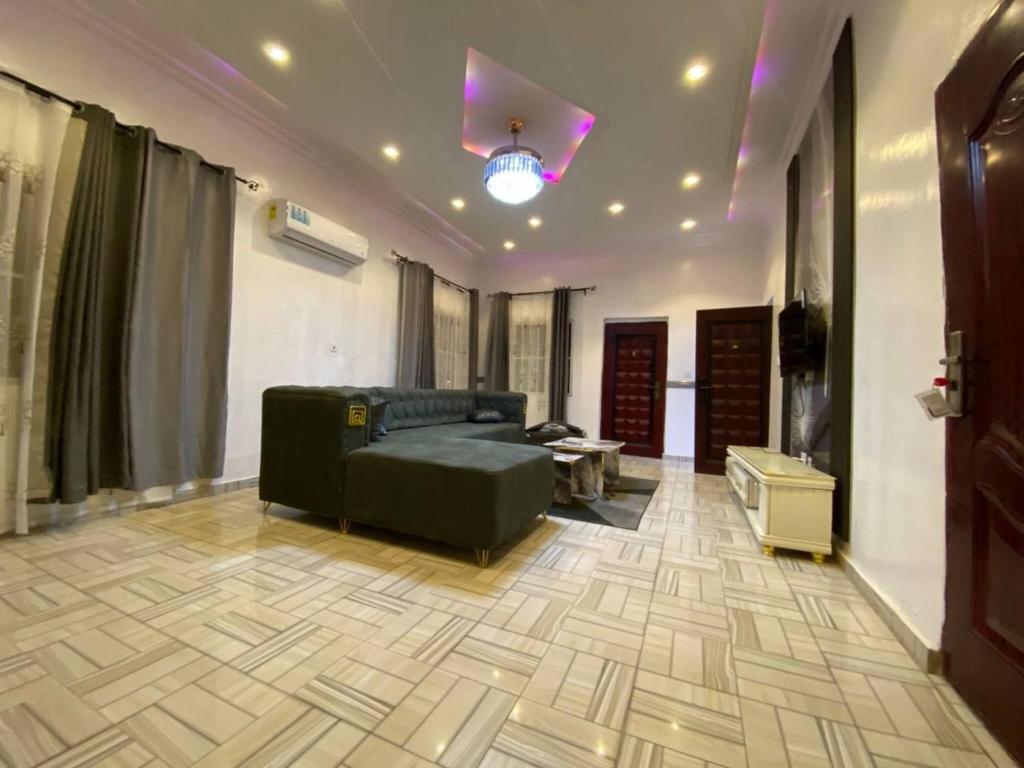 un salon avec un canapé et une table dans l'établissement ftrealtyproperties Lords Hill 3, à Tokuse