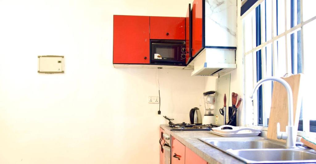 Kuchyň nebo kuchyňský kout v ubytování ftrealtyproperties Tango Suites 7