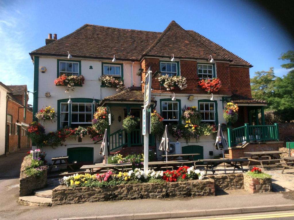 una casa con dei fiori davanti di The Jolly Farmer a Bramley