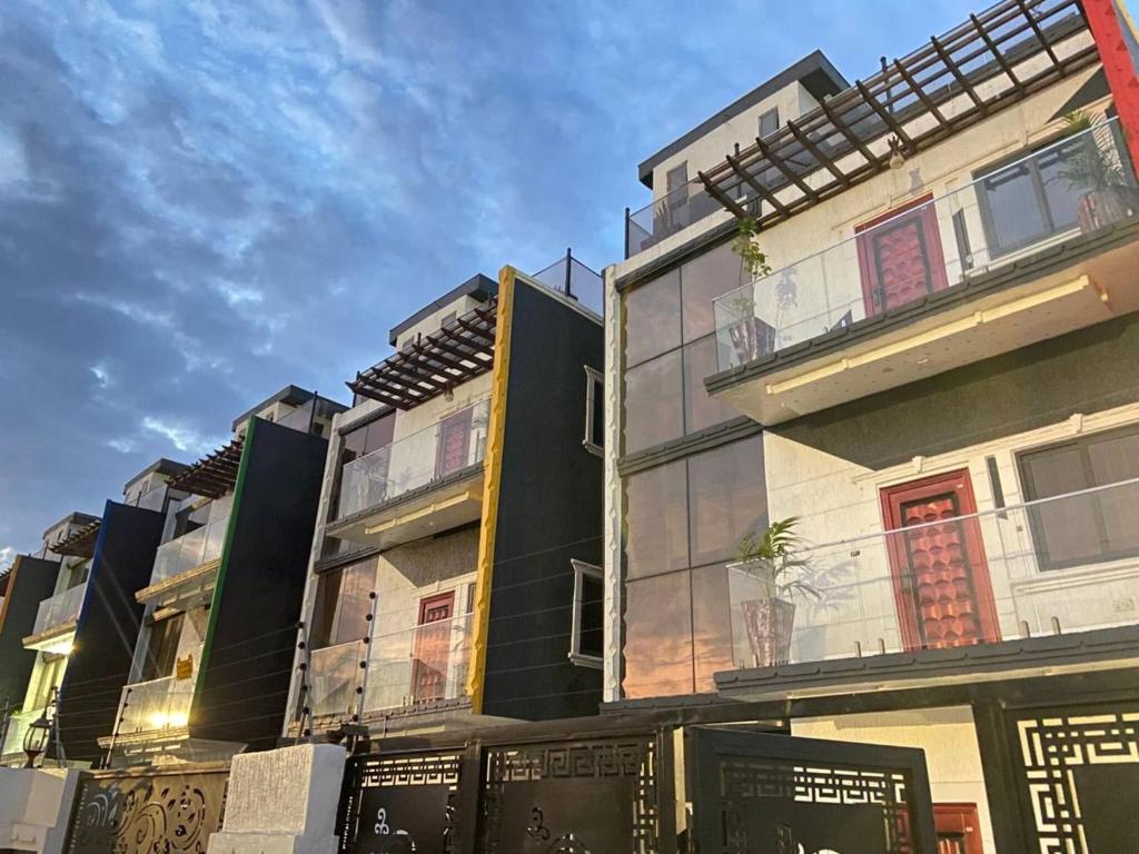 un grand bâtiment avec des fenêtres en verre sur son côté dans l'établissement ftrealtyproperties Lords Hill 15, à Tokuse