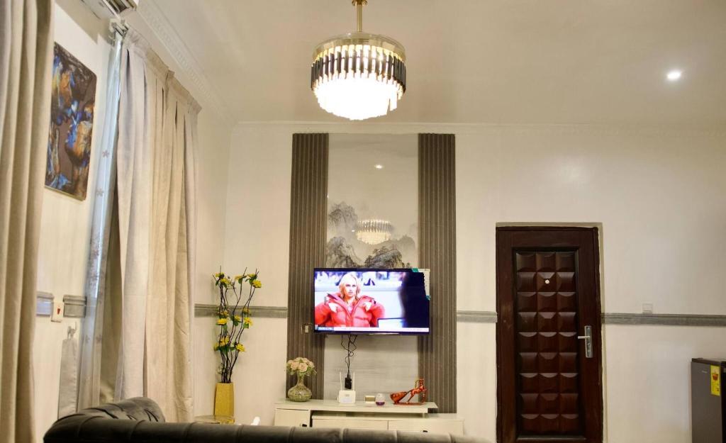 Μια τηλεόραση ή/και κέντρο ψυχαγωγίας στο Ft realty properties 5