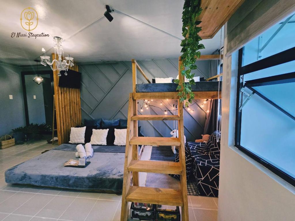 Postel nebo postele na pokoji v ubytování El Nissi Staycation, FAMILY CABIN, CONTEMPORARY CABIN, Enchanted Kingdom