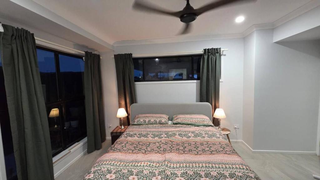 Ένα ή περισσότερα κρεβάτια σε δωμάτιο στο Welcoming home in quiet Mango Hill location