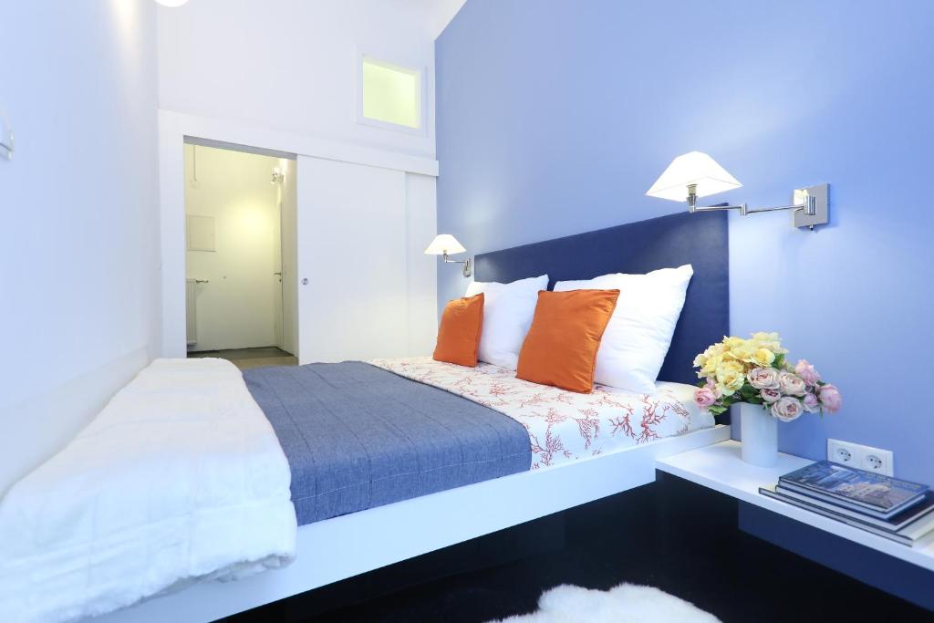 1 dormitorio con 1 cama grande con almohadas de color naranja en Premium Apartment beim Belvedere en Viena