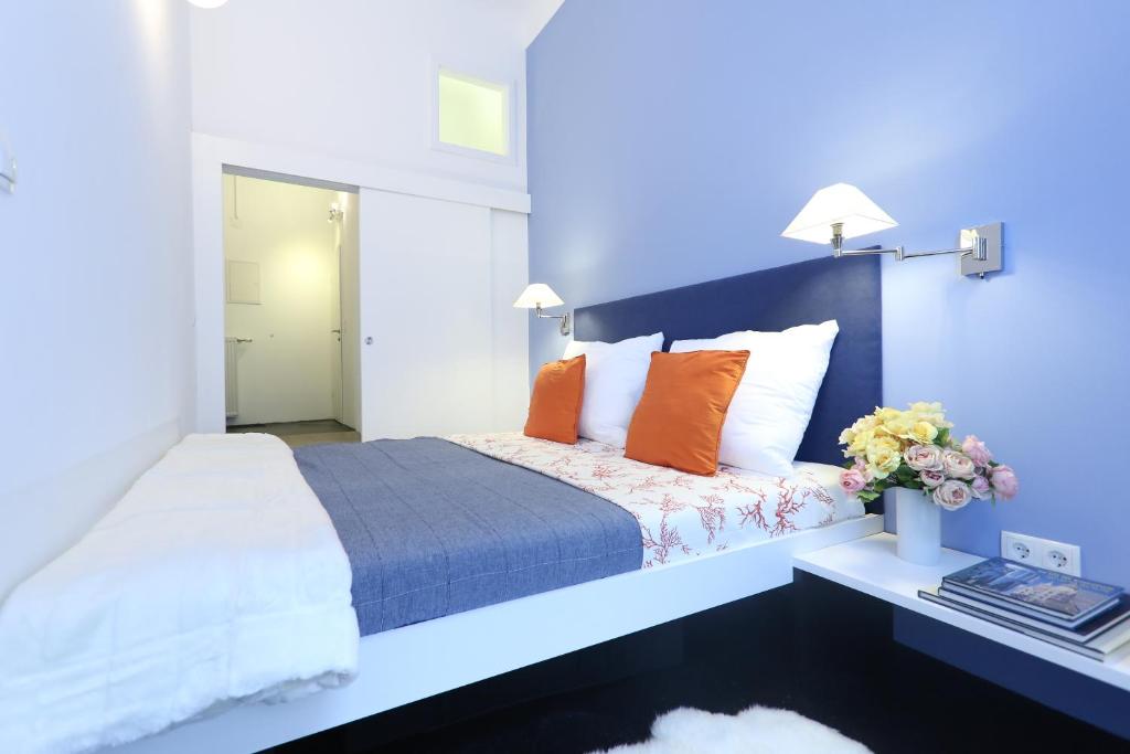 a bedroom with a large bed with orange pillows at Streetview Wien - Premium Apartment beim Belvedere in Vienna