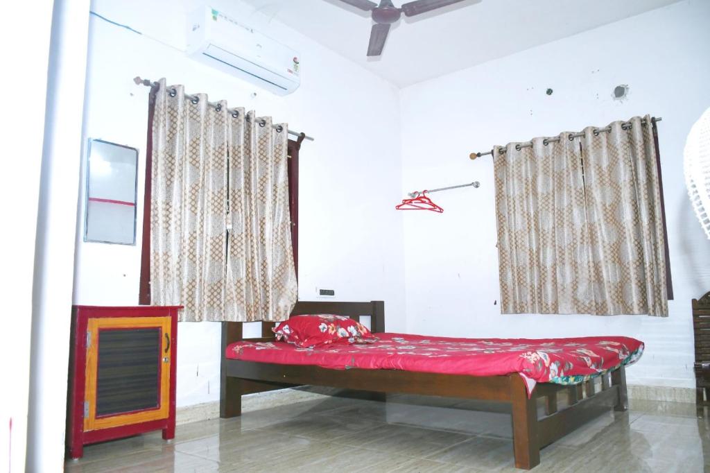 Ένα ή περισσότερα κρεβάτια σε δωμάτιο στο Shankara Homestay