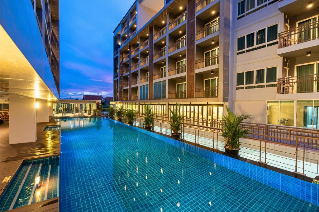 ein Swimmingpool mitten in einem Gebäude in der Unterkunft Tisha Hotel ABAC Bangna in Bang Bo